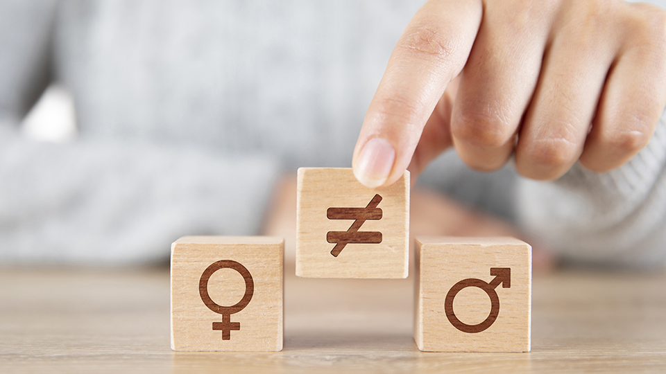 Würfel mit Symbolen für "weiblich", "männlich" und Ungleichzeichen dazwischen (Quelle: © iStock | anilakkus) Würfel mit Symbolen für "weiblich", "männlich" und Ungleichzeichen dazwischen