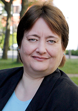 Eine Frau lächelt in die Kamera. (Quelle: © BAMF) Eine Frau lächelt in die Kamera.